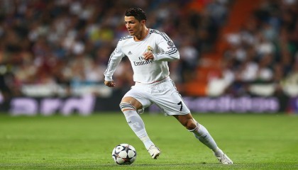 kering.com-_球迷狂欢节：现场互动、签名会热情高涨_，球迷的疯狂举动